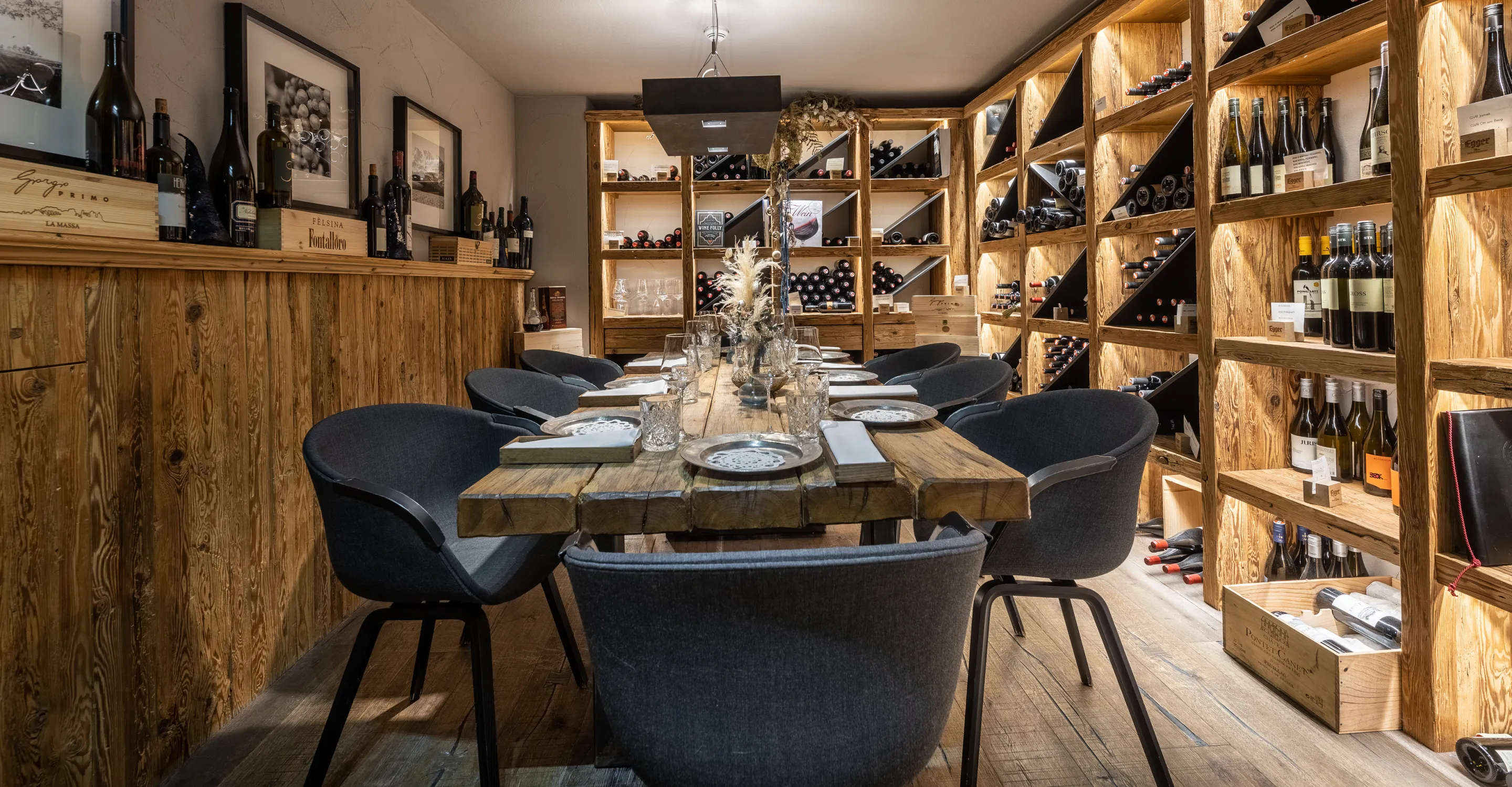 Holzterrasse mit gedecktem Tisch und Weinschränken