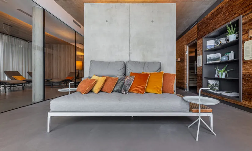 Moderne Lounge mit grauem Sofa und bunten Kissen in einem eleganten Raum