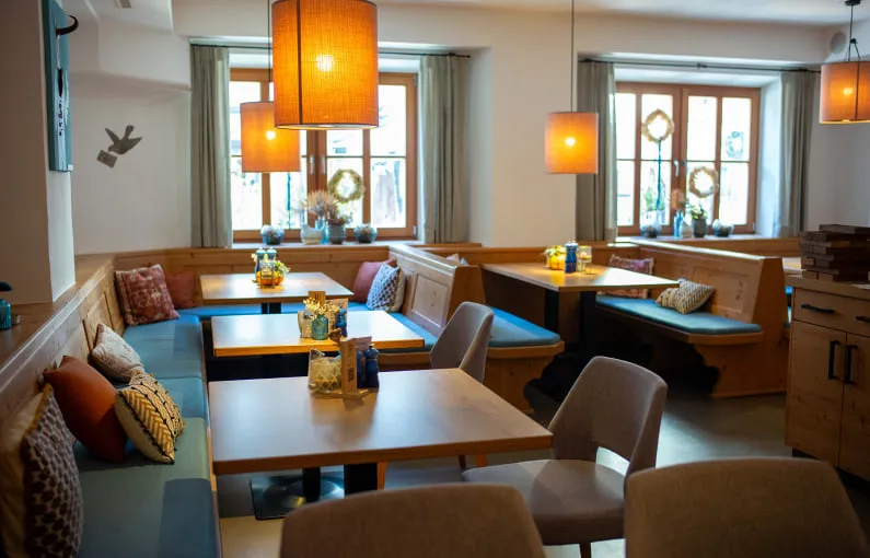 Gemütliche Restaurant-Inneneinrichtung mit Tischen und Stühlen