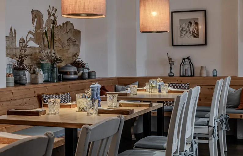 Gemütliches Restaurant mit Holzinterieur und dekorativen Elementen.