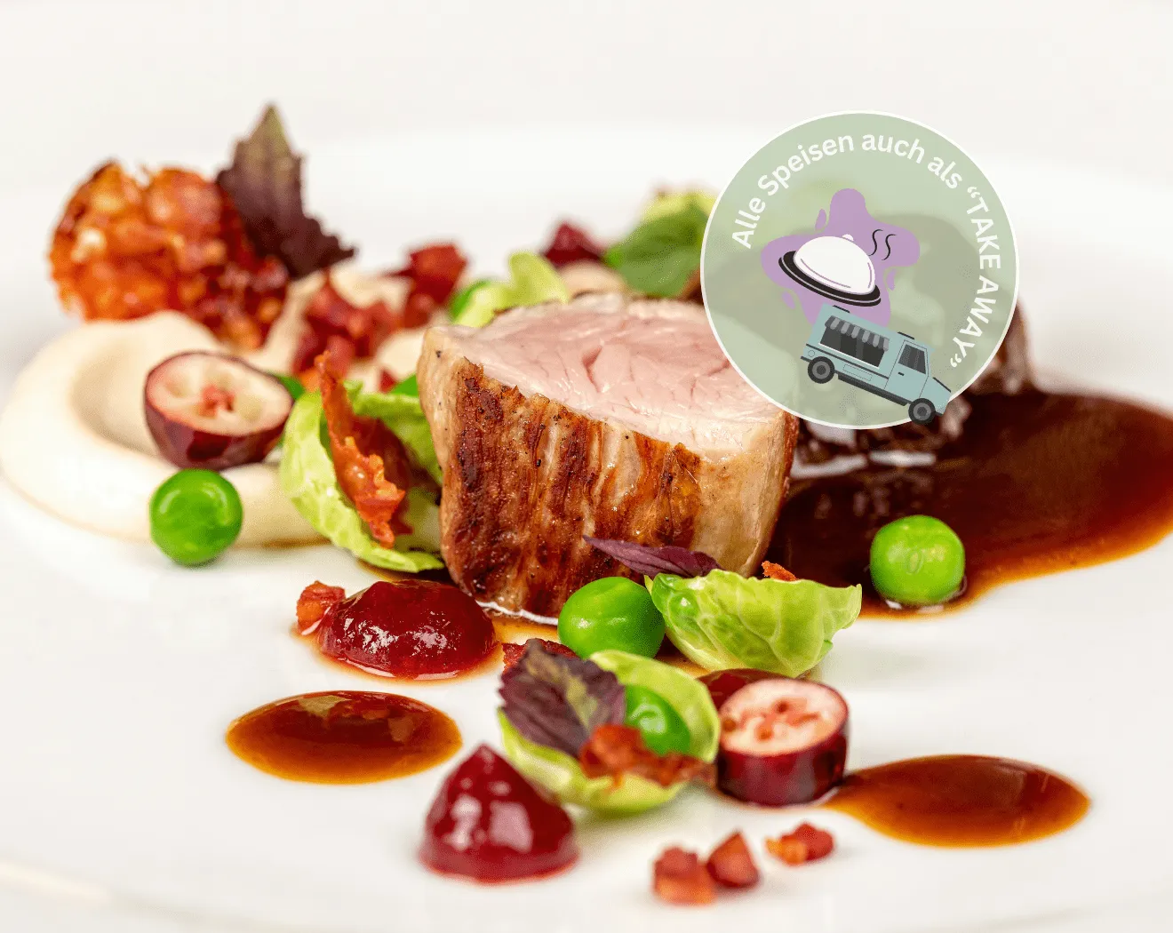 Anrichte mit Fleisch, Gemüse und Saucen sowie einem Takeaway-Logo