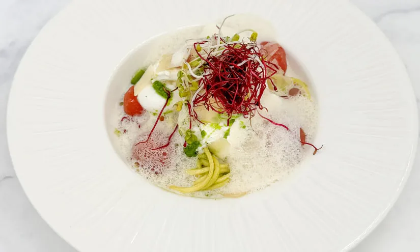 Burrata-Pasta mit Kräutern und Tomaten in einer Sahnesauce