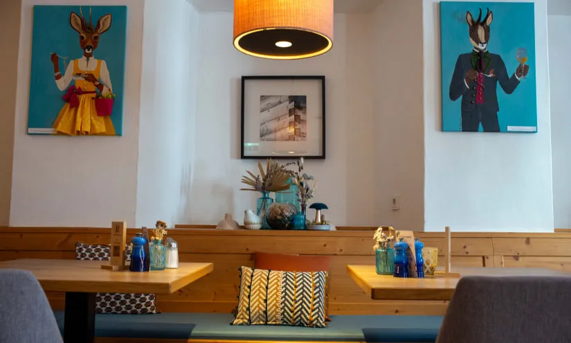 Innendekor eines Restaurants mit Tiergemälden.