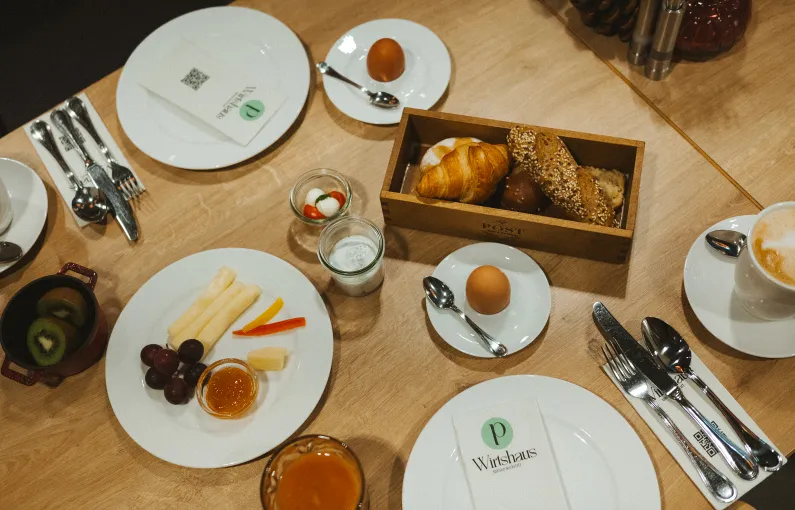 Frühstückstisch mit Obst, Brot und Getränken