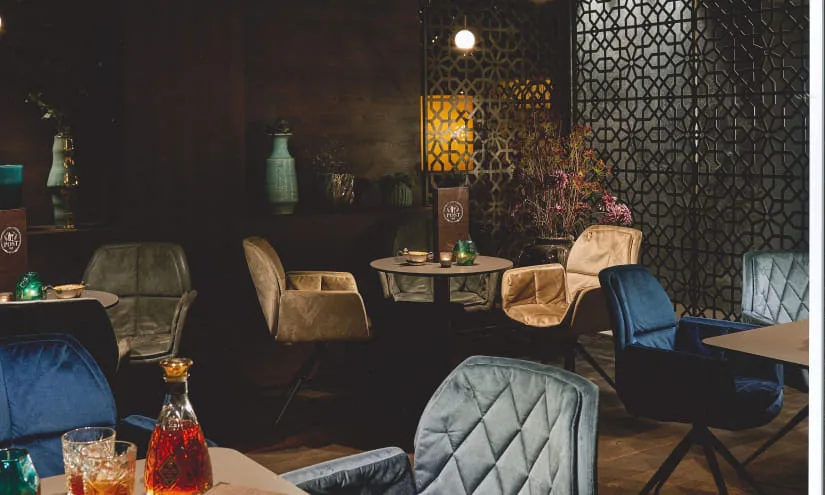Elegantes Bar-Interieur mit Sitzplätzen und dekorativen Elementen.