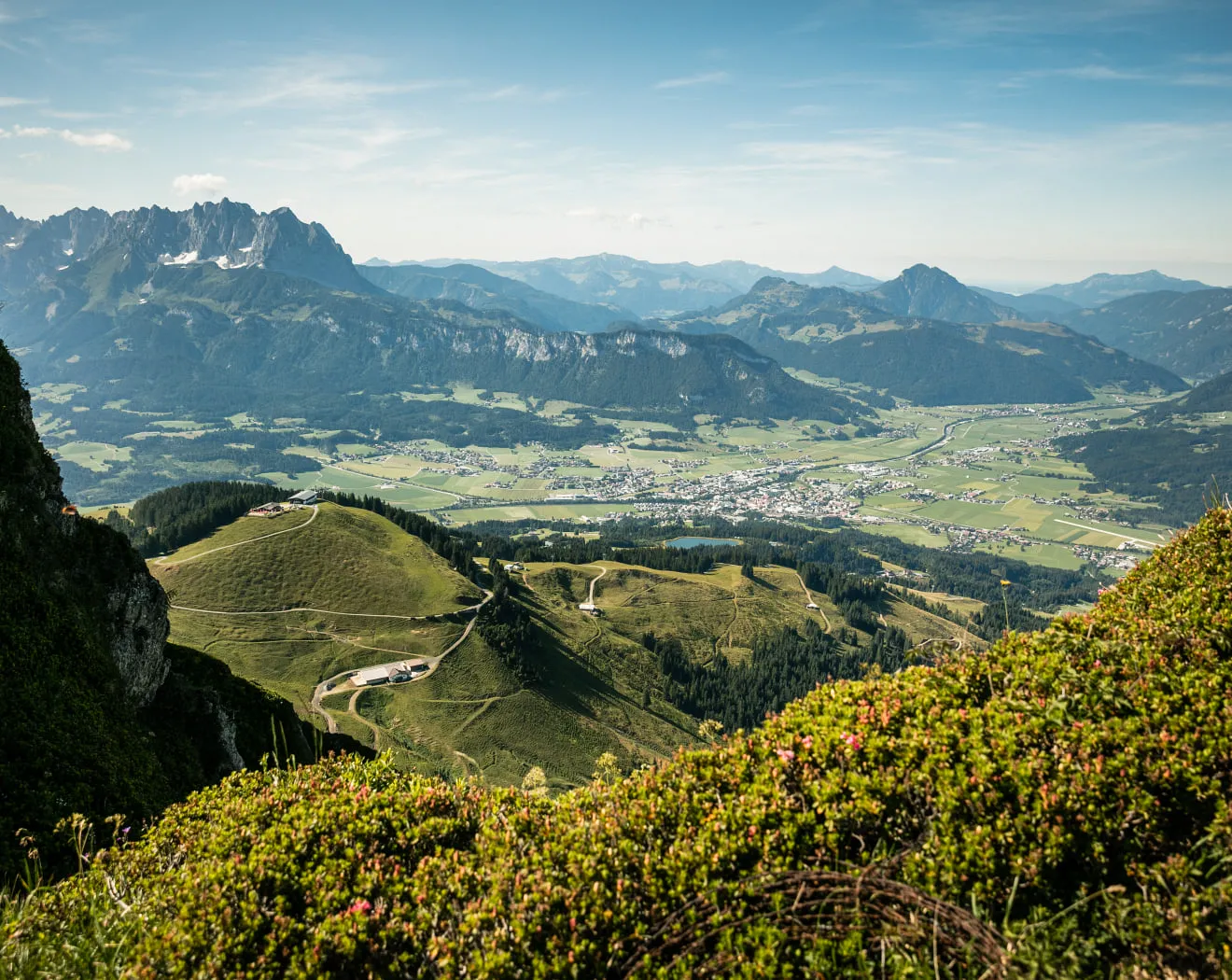 Berglandschaft mit Tälern und Dörfern, beeindruckende Aussicht.