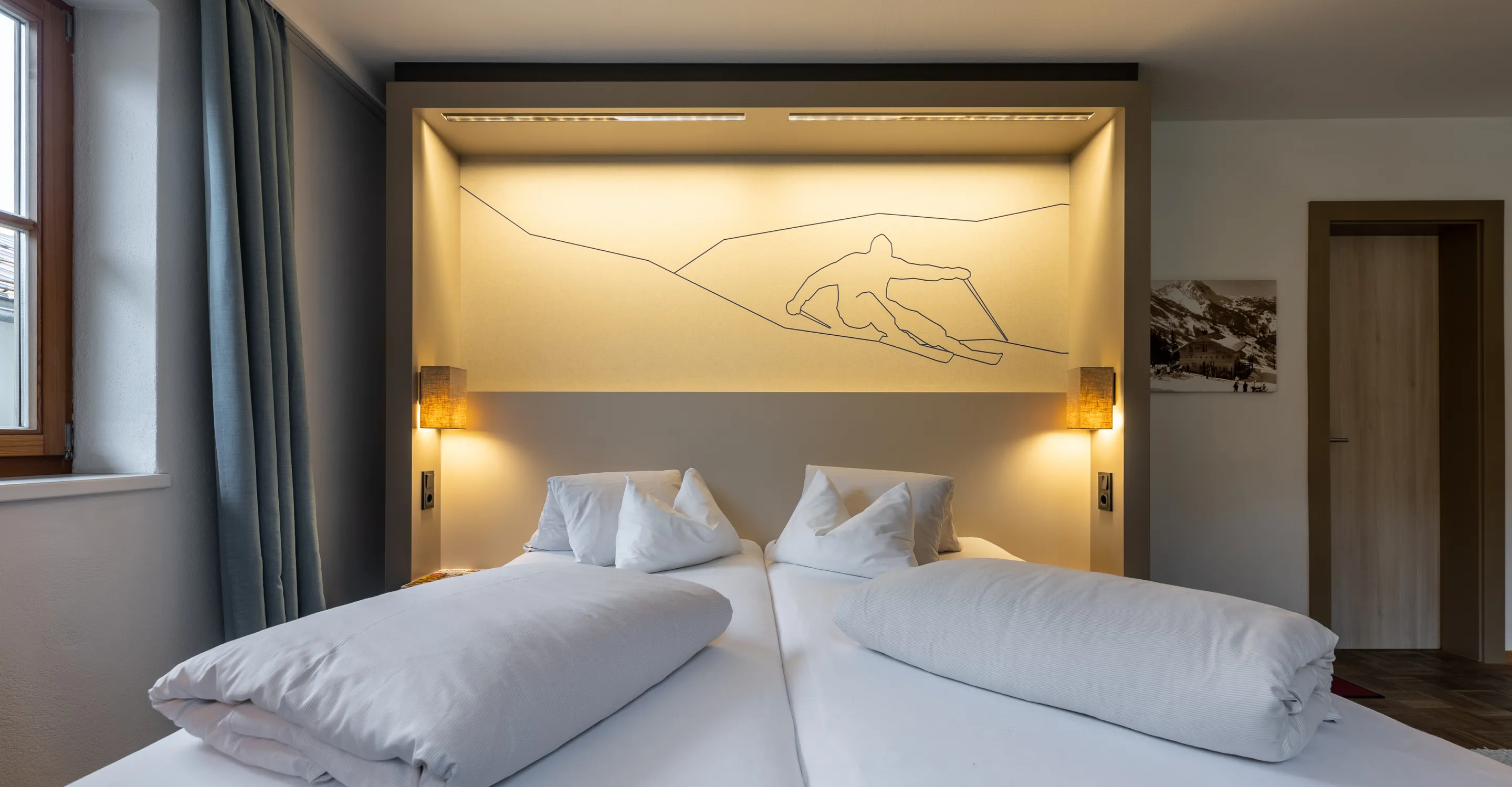 Helles Schlafzimmer mit einem Doppelbett und minimalistischer Wandgestaltung