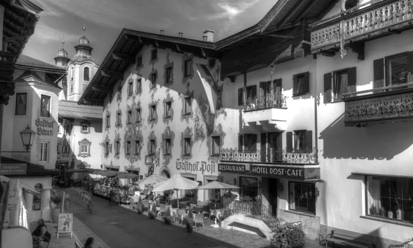 Schwarz-Weiß-Bild einer historischen Gebäudefront mit Restaurant und Café.