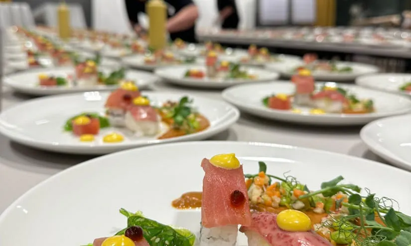 Teller mit Sushi und Garnierungen in einem Essbereich
