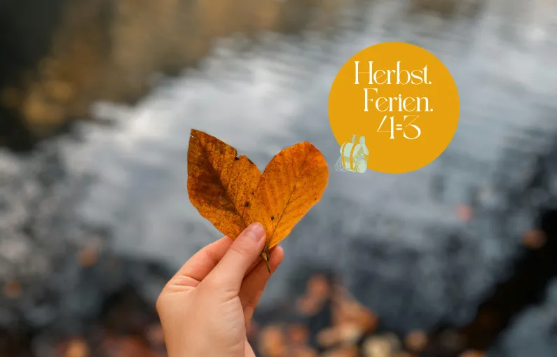 Hand mit Blättern vor einem Teich und Herbstferien-Logo
